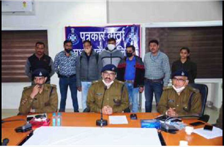 उज्जैनः तस्कर जेल से कर रहा था गांजा तस्करी, साढ़े 51 लाख का गांजा जब्त, 4 गिरफ्तार उज्जैनः तस्कर जेल से कर रहा था गांजा तस्करी, साढ़े 51 लाख का गांजा जब्त, 4 गिरफ्तार