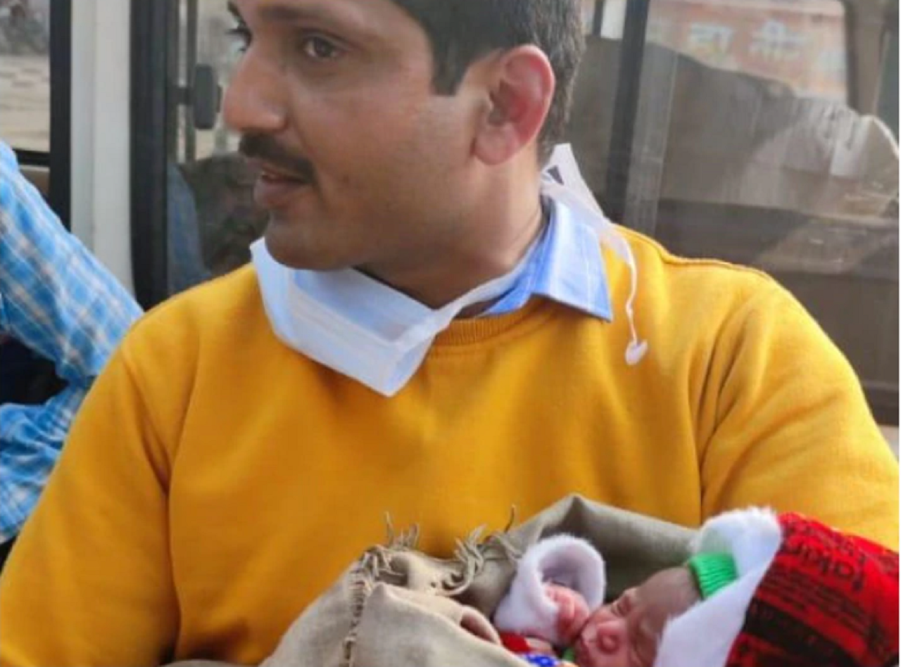 फिल्म थ्री ईडियट्स का डिलीवरी सीन, ट्रेन में दोहराया गया, चलती ट्रेन में पडोसी सीट वाले ने करवाया सुरक्षित प्रसाव फिल्म थ्री ईडियट्स का डिलीवरी सीन, ट्रेन में दोहराया गया, चलती ट्रेन में पडोसी सीट वाले ने करवाया सुरक्षित प्रसाव