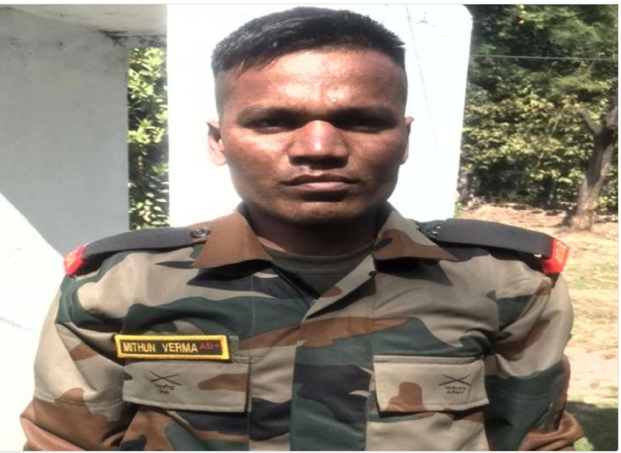 गणतंत्र दिवस पर महू छावनी के पास पकड़ा गया संदिग्ध फर्जी सैनिक, सेना के जवान कर रहे पूछताछ.. गणतंत्र दिवस पर महू छावनी के पास पकड़ा गया संदिग्ध फर्जी सैनिक, सेना के जवान कर रहे पूछताछ..