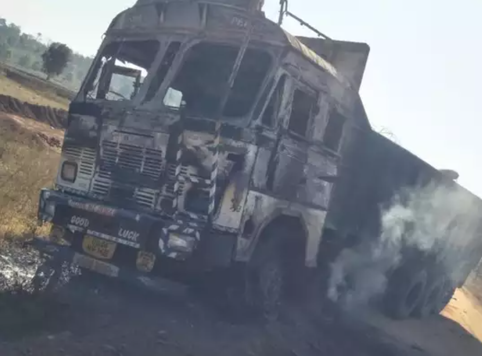 मध्यप्रदेश : नक्सलियों का आतंक, फूक दिये 1 ट्रक तथा 2 ट्रैक्टर, सर्चिग में उतरी पुलिस..