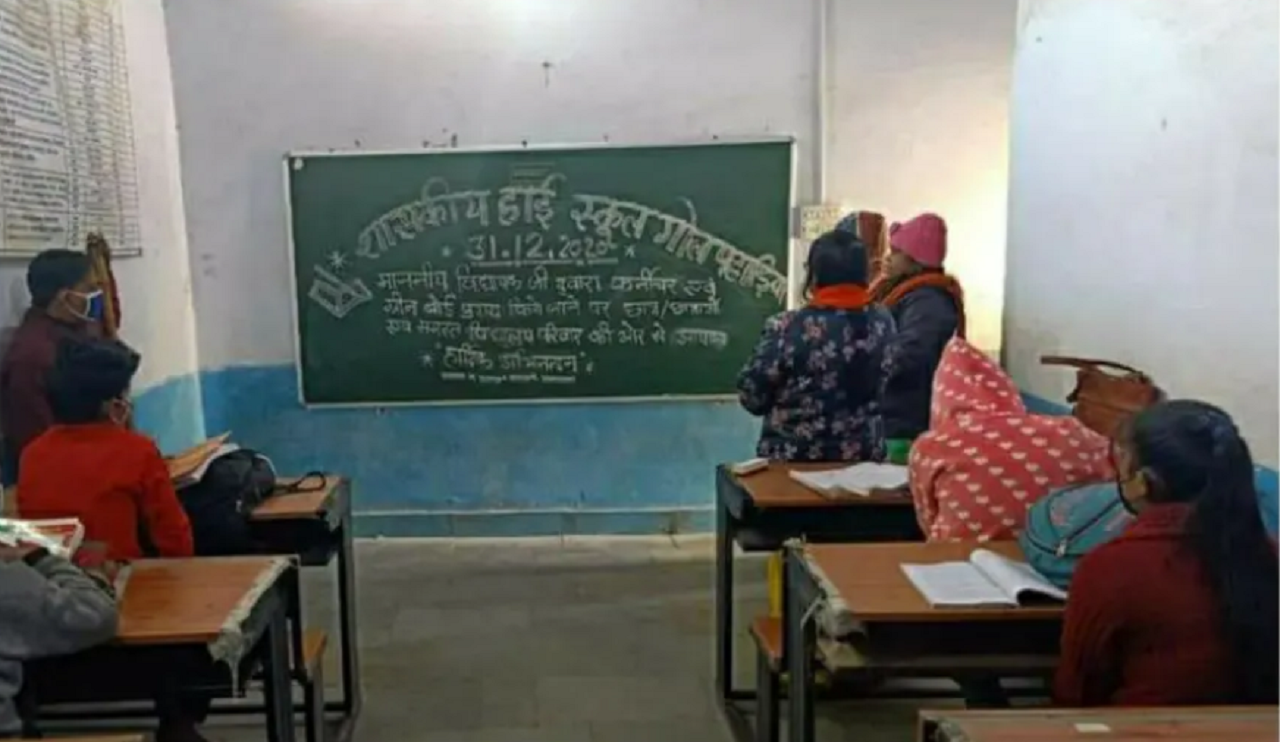 नये साल का तोहफा : फर्नीचर और बोर्ड मिलने के बाद बच्चों ने विधायक को कहा : थैंक्यू भैया