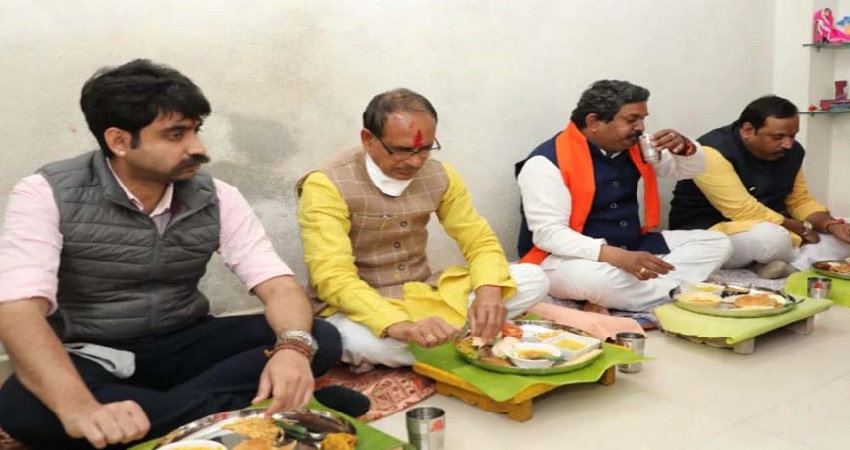 शिवराज सिंह द्वारा गरीबों के घर भोजन पर कांग्रेस ने साधा निशाना, कहा- राहुल गांधी को कर रहे हैं काॅपी