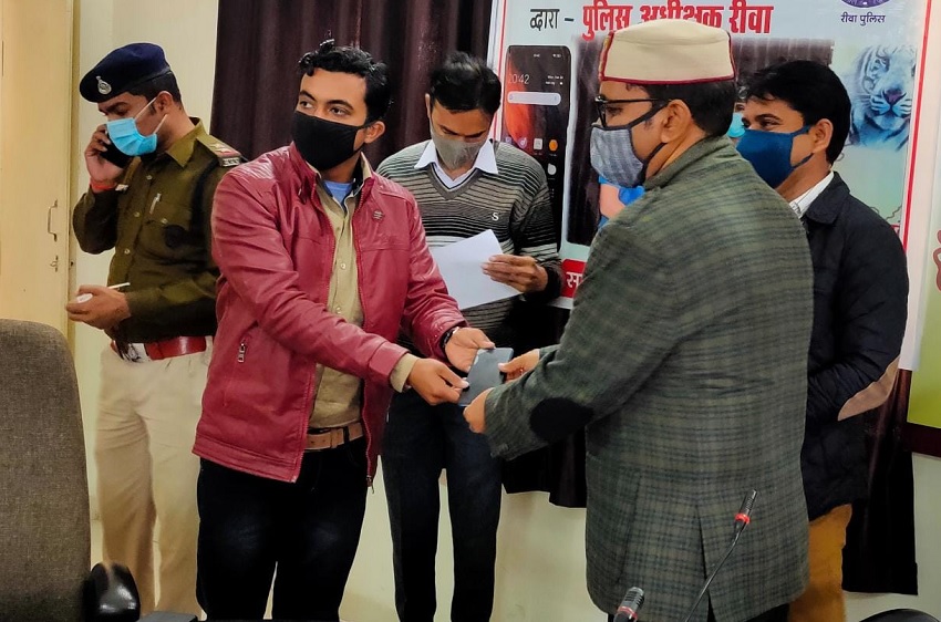 SP ने नये वर्ष में दिया तोहफा, आधा सैकड़ा लोगों को सौंपे मोबाइल