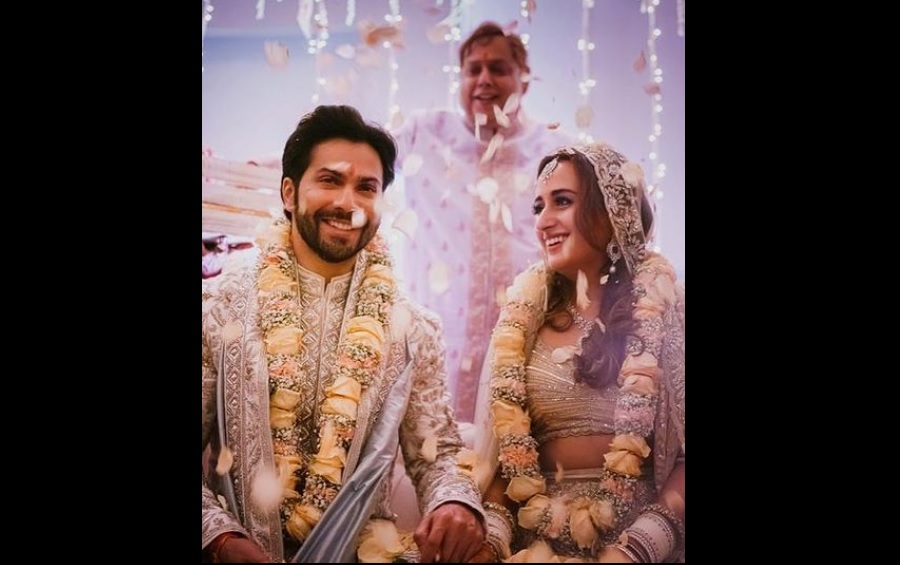 Varun & Natasha Marriage first pic viral : एक-दूजे के लिए वरूण धवन एवं नताशा दलाल, तस्वीर में पिता डेविड धवन कुछ यूं आर्शिवाद देते आए नजर