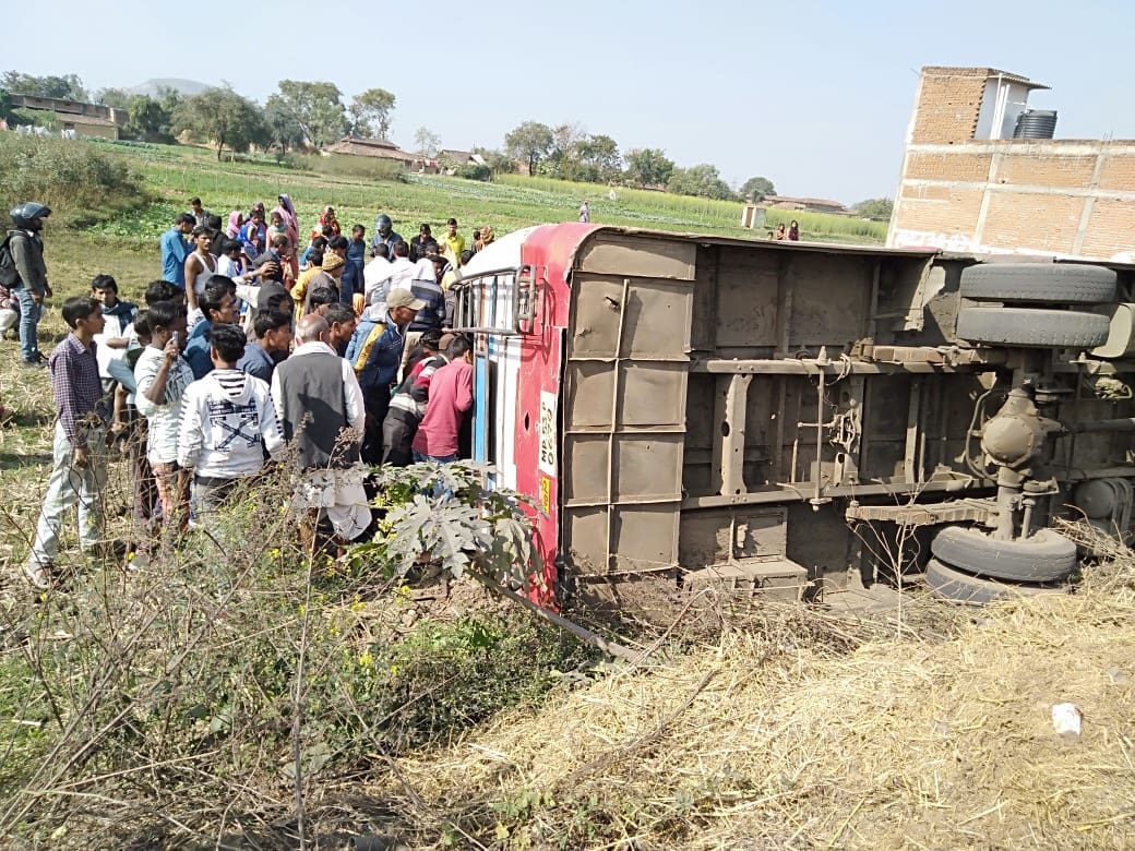 सिंगरौली : यात्रियों से भरी बस पलटी, मच गई चीख पुकार सिंगरौली : यात्रियों से भरी बस पलटी, मच गई चीख पुकार