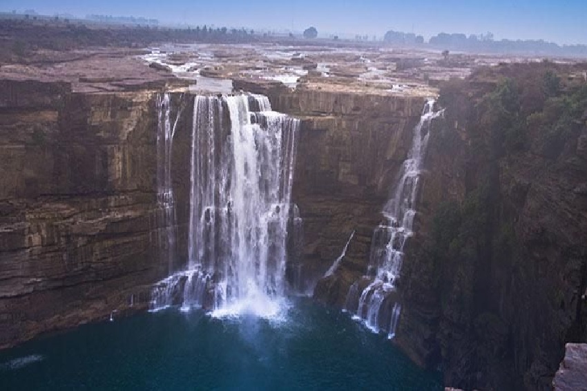 रीवा के बहुती प्रपात में मिला युवक-युवती का शव, घर से भागकर की थी शादी