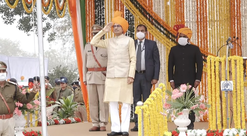 Video | Republic Day 2021 : रीवा में सीएम शिवराज ने फहराहा तिरंगा, ली परेड की सलामी Video | Republic Day 2021 : रीवा में सीएम शिवराज ने फहराहा तिरंगा, ली परेड की सलामी