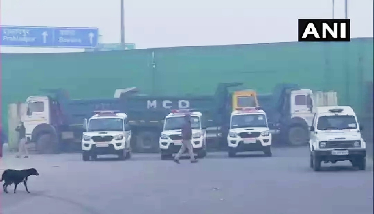 Republic Day 2021 : किसानों की ट्रैक्टर रैली रोकने के लिए रातोंरात खड़ी कर दी दीवार, जानिए हाल...