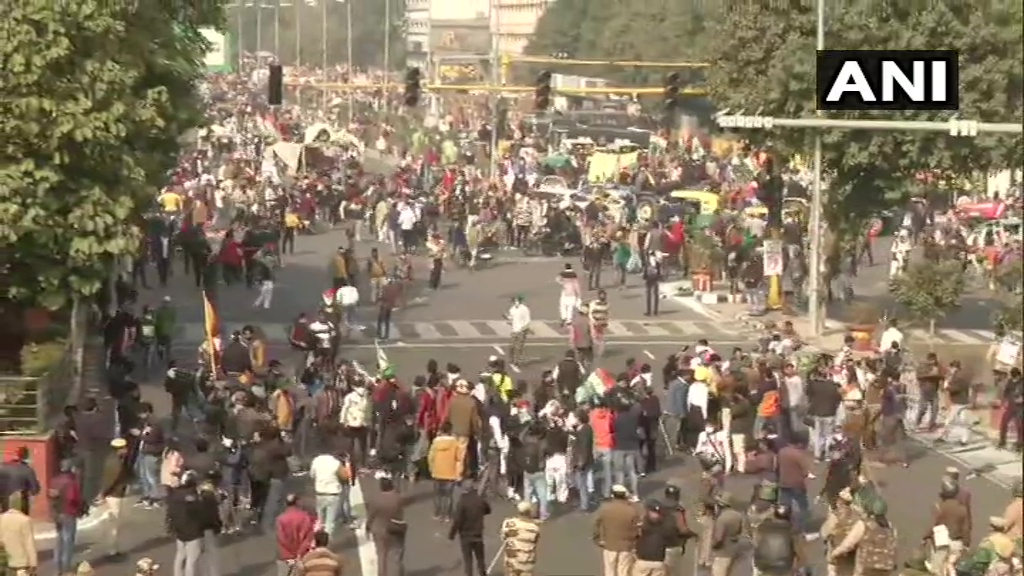 हिंसक हुआ KISAN TRACTOR RALLY PARADE, तोड़फोड़ पर उतारू, पुलिस ने किया लाठीचार्ज, लाल किला में दाखिल हुए प्रदर्शनकारी हिंसक हुआ KISAN TRACTOR RALLY PARADE, तोड़फोड़ पर उतारू, पुलिस ने किया लाठीचार्ज, लाल किला में दाखिल हुए प्रदर्शनकारी