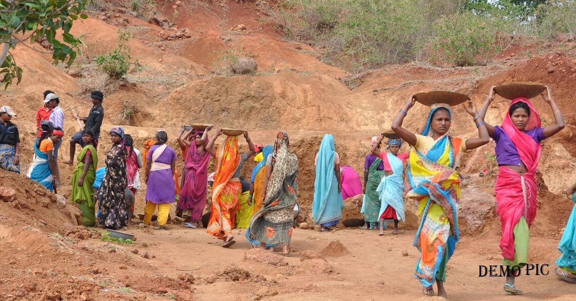 ग्राम पंचायत में फर्जीवाड़ा, मृतक से करवाया काम, शिक्षक ने भी की मनरेगा में मजदूरी