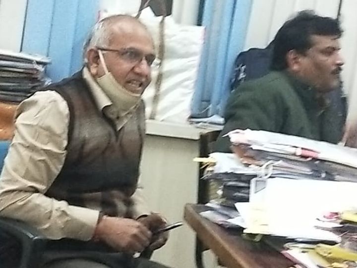 25 हजार की घूस लेते सहायक संचालक ट्रैप, मांगे थे 2 लाख रूपए, फ़िल्मी स्टाइल में लोकायुक्त ने पकड़ा ..