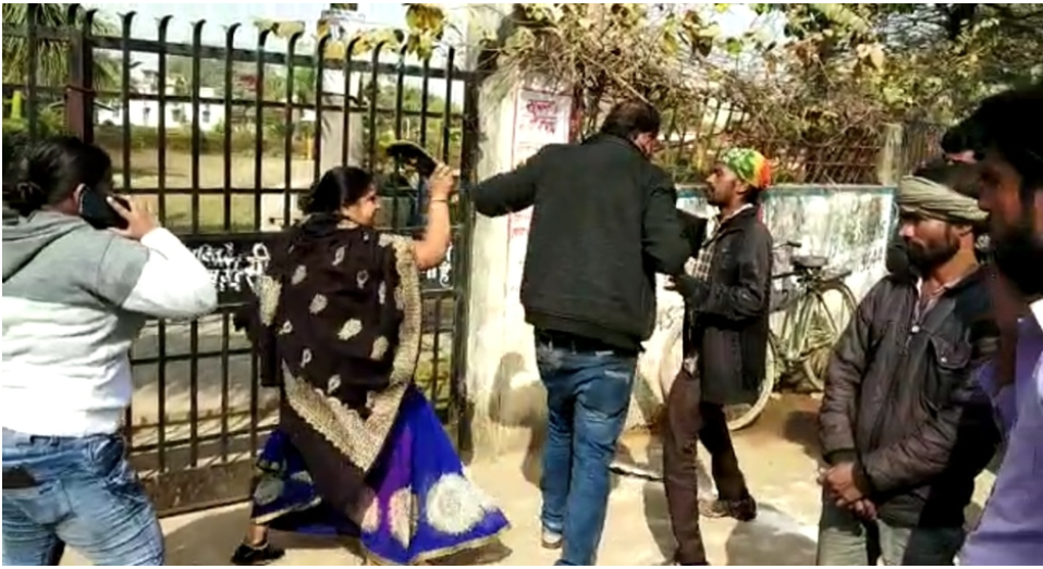 आशिक मिजाज मजनू पर चप्पल और थप्पड की बारिश, कर दिया पुलिस : Satna News आशिक मिजाज मजनू पर चप्पल और थप्पड की बारिश, कर दिया पुलिस : Satna News