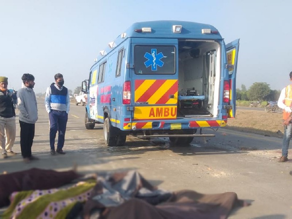 तबेरा खड़े वाहन से टकराई, 4 की मौत, 7 घायल : MP NEWS