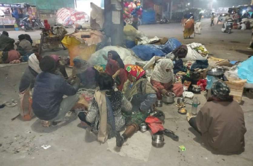 रीवा: गरीब बुजुर्गों और भिखारियों का कौन ? खुला आसमान और फैलाया हुआ हांथ, प्रशासन क्यों नहीं देता ध्यान...