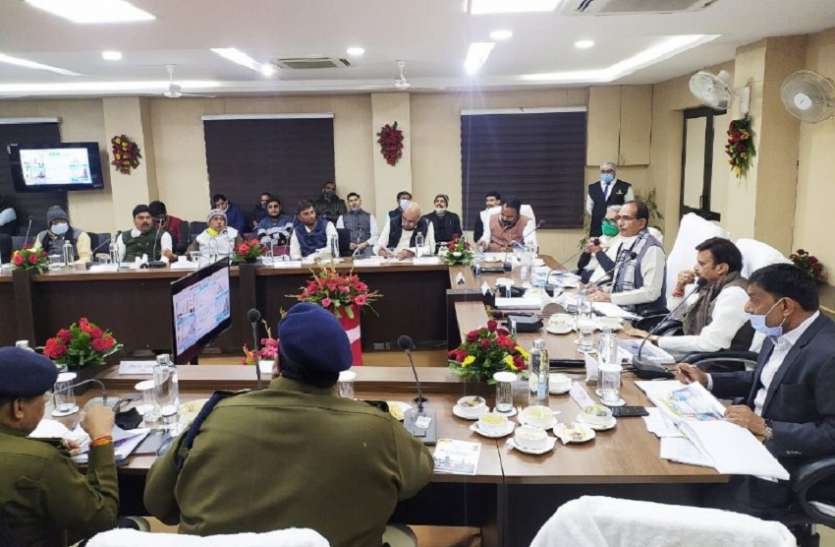 मुख्यमंत्री शिवराज का रीवा के अधिकारियों को दो टूक, जानिए क्या कहा... मुख्यमंत्री शिवराज का रीवा के अधिकारियों को दो टूक, जानिए क्या कहा...