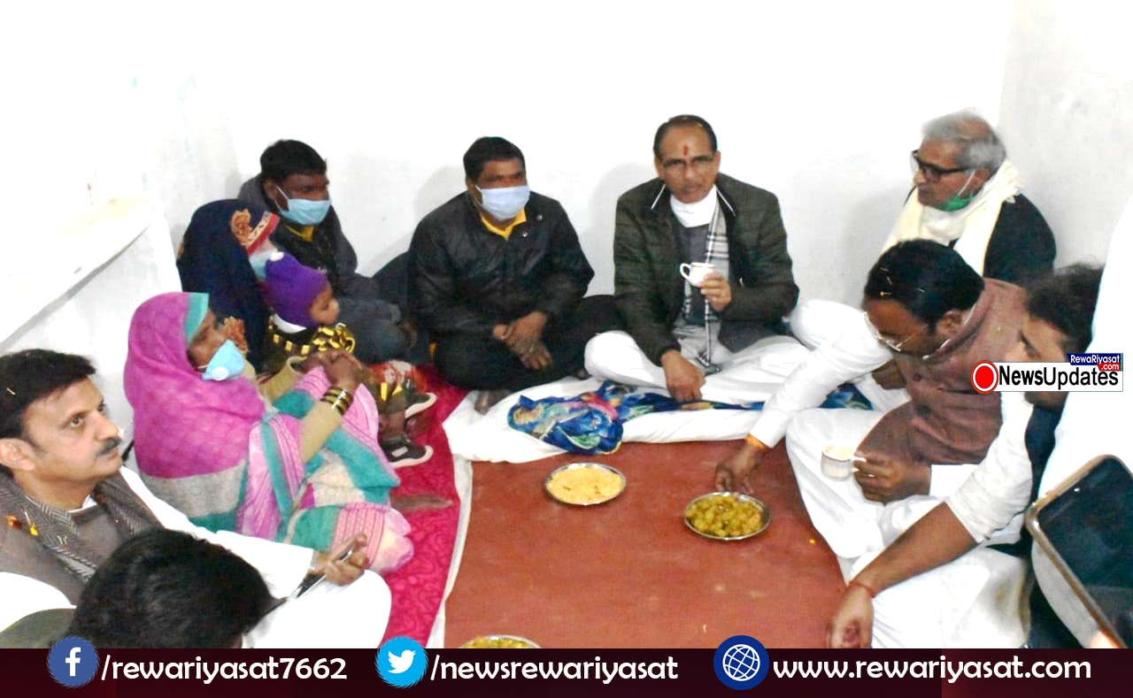 रीवा में दलित महिला ने सीएम से मांग लिया कुछ ऐसा कि मुख्यमंत्री नही कर पाये पूरा..