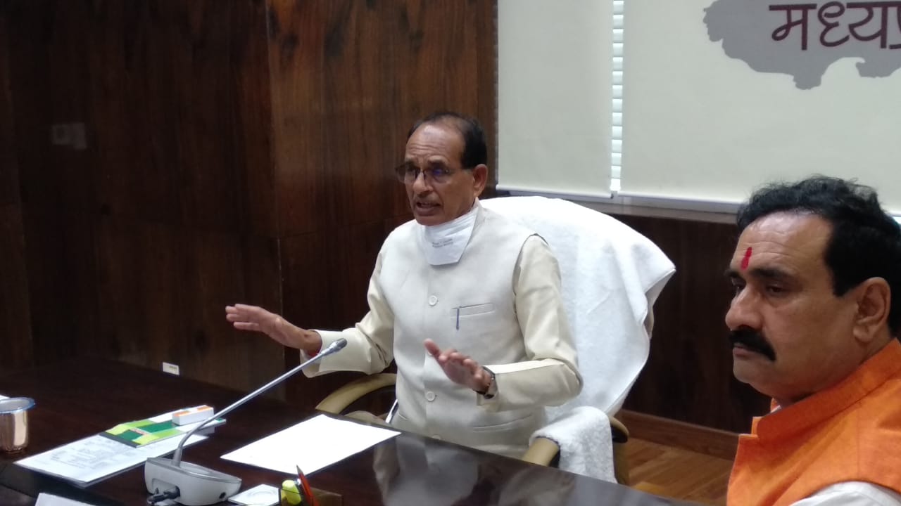 शराब माफियाओं को कुचलकर रख दें, मुख्यमंत्री शिवराज ने कमिश्नर, कलेक्टर और आईजी से कहा... शराब माफियाओं को कुचलकर रख दें, मुख्यमंत्री शिवराज ने कमिश्नर, कलेक्टर और आईजी से कहा...