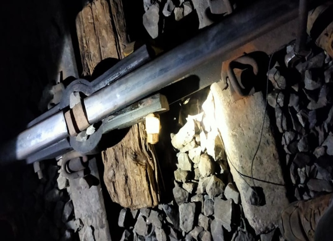 ठंड के कहर से क्रेक हो गई रेल पटरी, कर्मचारी की सूझबूझ से बची दुर्घटना... ठंड के कहर से क्रेक हो गई रेल पटरी, कर्मचारी की सूझबूझ से बची दुर्घटना...