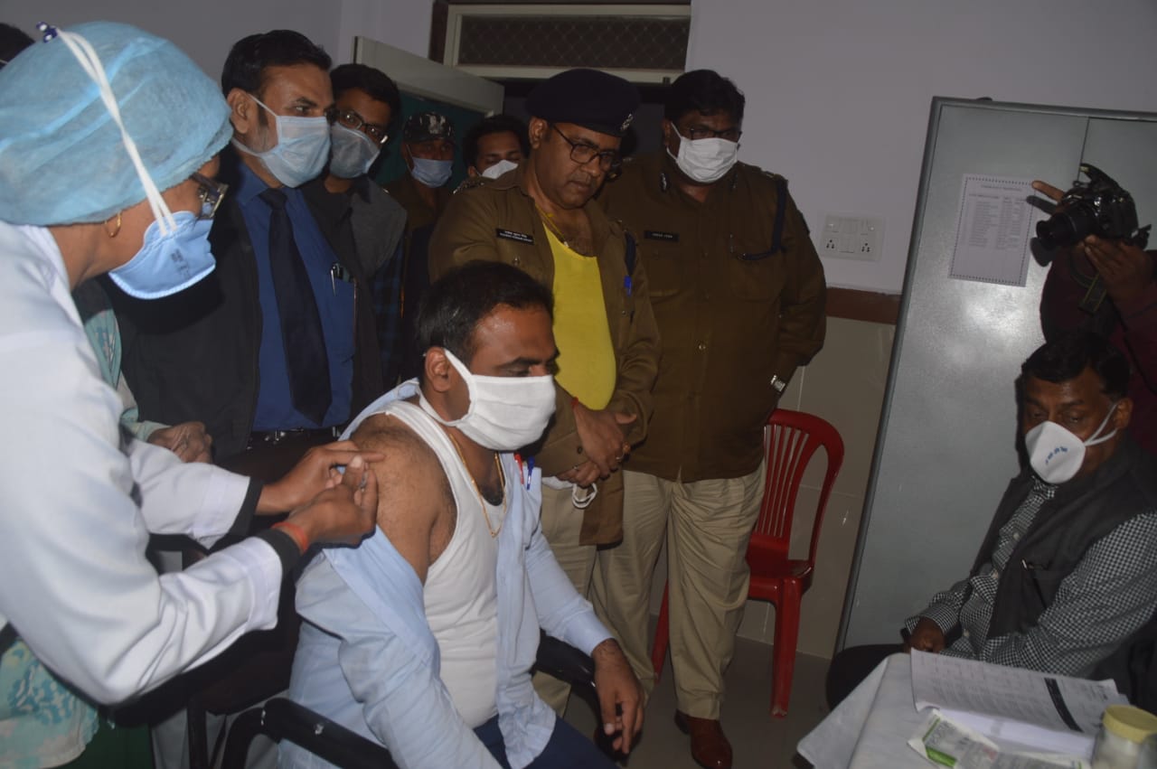 रीवा में कमिश्नर, आईजी, कलेक्टर तथा पुलिस अधीक्षक को लगाये गये कोरोना के टीके