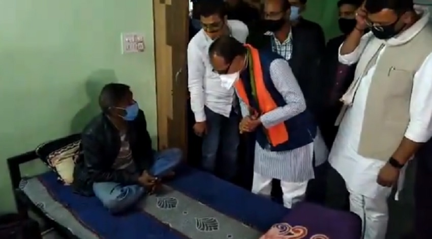 इंदौर के सुखलिया स्थित रैन बसेरा पहुंचे CM Shivraj, व्यवस्थाओं की ली जानकारी इंदौर के सुखलिया स्थित रैन बसेरा पहुंचे CM Shivraj, व्यवस्थाओं की ली जानकारी