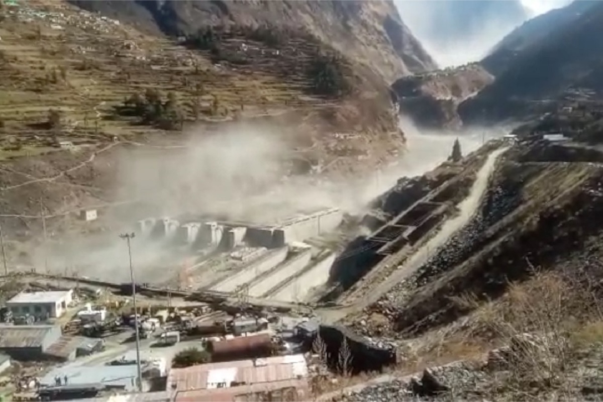 उत्तराखंड के चमोली में ग्लेशियर फटा, बाढ़ जैसे हालात, 150 लोगों के मारे जाने की आशंका
