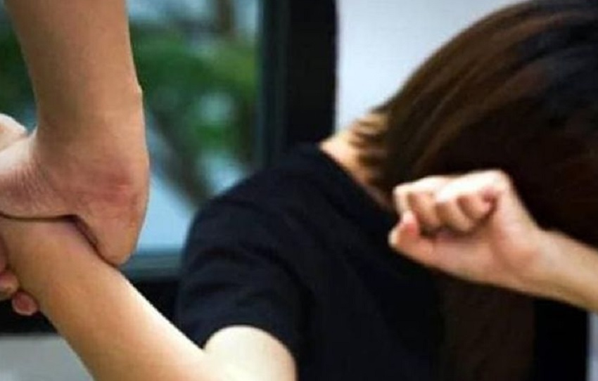 गुरू-शिष्य का रिश्ता हुआ शर्मसारः कोचिंग संचालक ने 10वीं की छात्रा के साथ किया दुष्कर्म, आरोपी फरार गुरू-शिष्य का रिश्ता हुआ शर्मसारः कोचिंग संचालक ने 10वीं की छात्रा के साथ किया दुष्कर्म, आरोपी फरार