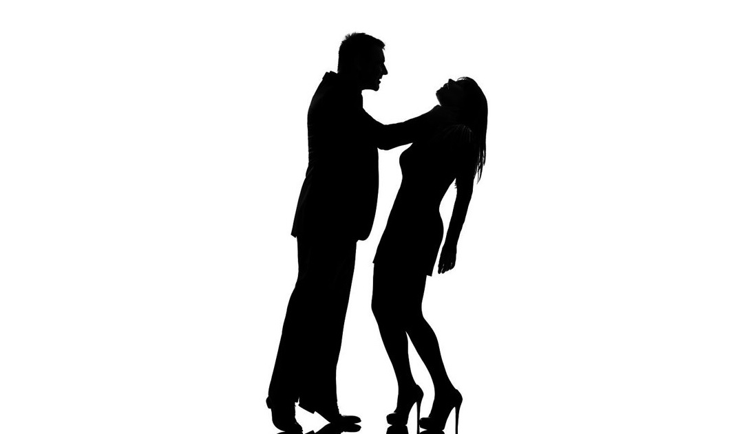 सभी से मुस्कुराते हुए बातें करना पति को लगा नागवार, बच्चों को सुलाकर पत्नी की निर्दयतापूर्वक कर दी हत्या