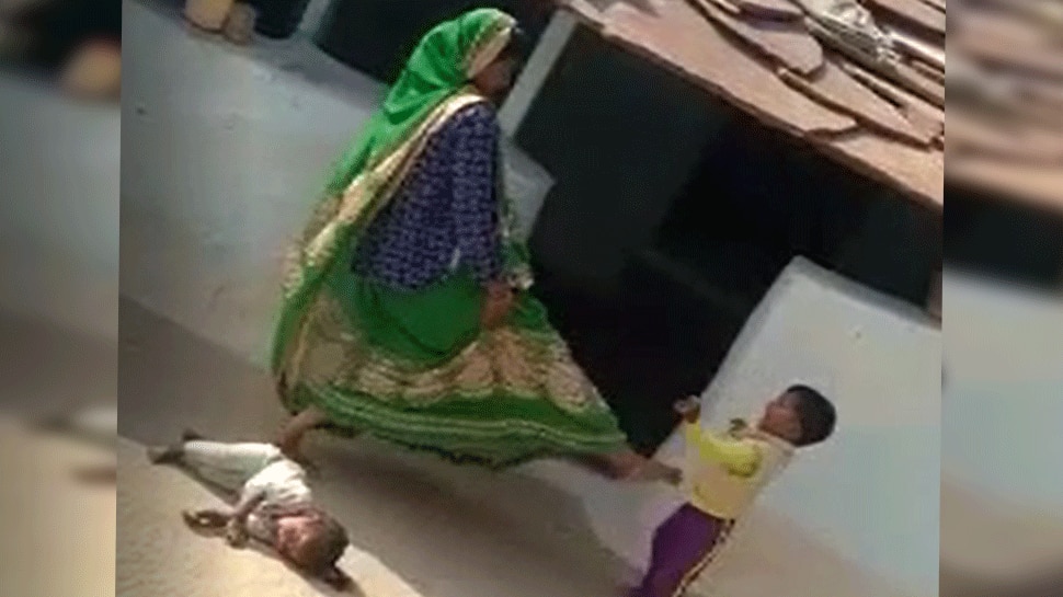 मध्यप्रदेश की ये है निर्दयी माँ, जो रोज अपने मासूम बच्चो को लात-घूंसो से पीटती है, खबर पढ़ रो देंगे आप...: MP NEWS