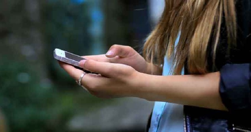 भोपाल में सिंधी पंचायत का फरमान, 5 मिनट से ज्यादा फोन पर बात न करें बेटियों के.....