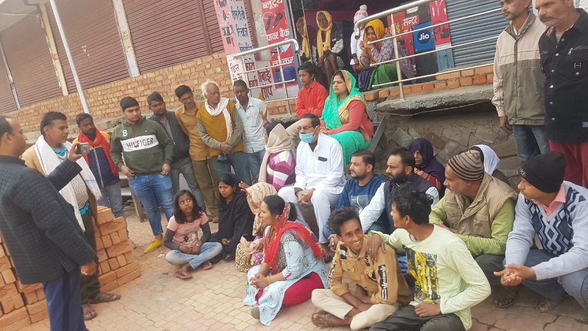 दुकानों के सामने दीवार बनाने का महिला कांग्रेस ने किया विरोध...: REWA NEWS