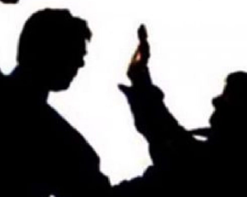 वैलेंटाइन डे मनाने नहीं निकली युवती तो प्रेमी ने घर में घुसकर कर दी....