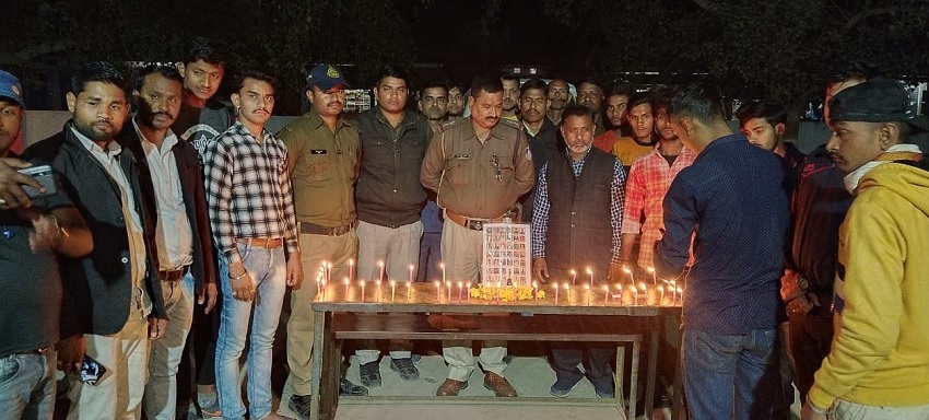 Pulwama Attack: पुलवामा हमले में शहीद वीर जवानों को अतरैला थाने में मोमबत्ती जलाकर दी गई श्रद्धांजलि