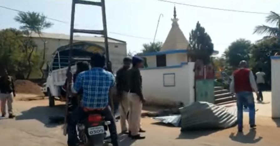 Wanted अपराधी स्मोंटी सिंह के अवैध आशियाने पर चला प्रशासन का बुलडोजर : REWA NEWS Wanted अपराधी स्मोंटी सिंह के अवैध आशियाने पर चला प्रशासन का बुलडोजर : REWA NEWS