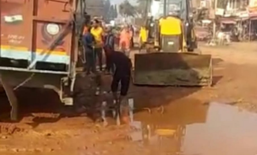 शिवनगरी की बदहाल सड़क से बेहाल हुए रहवासी एवं श्रद्धालुजन