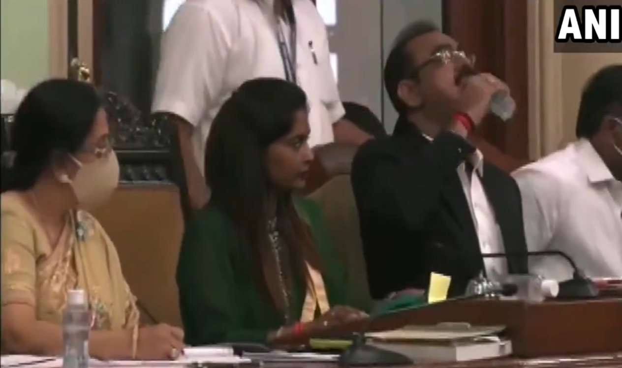 Video : BMC कमिश्नर ने पानी की जगह पिया सैनिटाइज़र, वीडियो वायरल.. Video : BMC कमिश्नर ने पानी की जगह पिया सैनिटाइज़र, वीडियो वायरल..