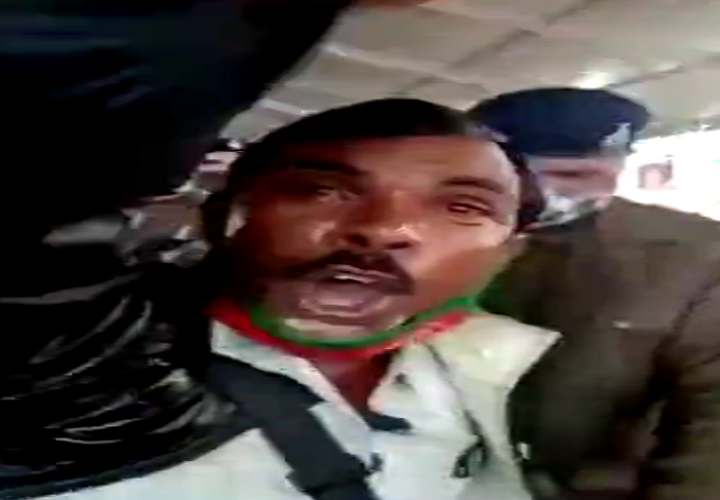 मुख्यमंत्री के सामने केरोसिन डालकर एक व्यक्ति ने आग लगाने का किया प्रयास, चिल्लाकर बताई समस्या... मुख्यमंत्री के सामने केरोसिन डालकर एक व्यक्ति ने आग लगाने का किया प्रयास, चिल्लाकर बताई समस्या...