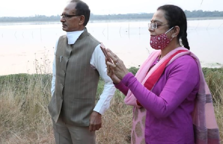 Valentine Day पर पत्नी के साथ सैर-सपाटा करने निकले CM Shivraj, पार्क में घूमें, की बोटिंग