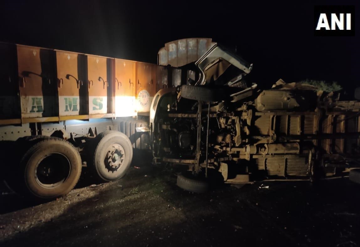 भीषण सड़क हादसा! बस-ट्रक के बीच जोरदार टक्कर, हादसे में 13 लोगों की मौत, कई घायल