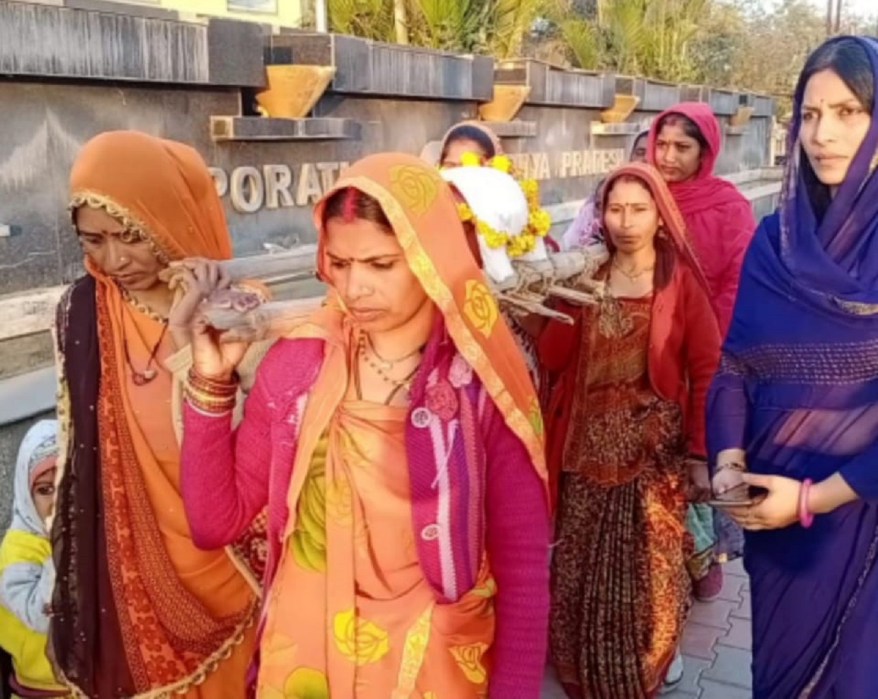 सतना : महिलाओं ने रसोई गैस सिलेण्डर की निकाली अर्थी, बढ़ी कीमतों पर जताया विरोध सतना : महिलाओं ने रसोई गैस सिलेण्डर की निकाली अर्थी, बढ़ी कीमतों पर जताया विरोध