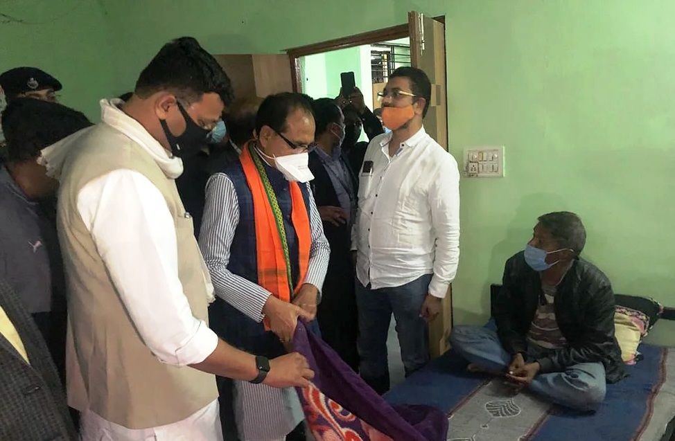 रात में अचानक इंदौर के रैन बसेरा पहुंचे सीएम शिवराज, प्रबंधन के उड़े होश, मुसाफिर हो गये भौचक्के...