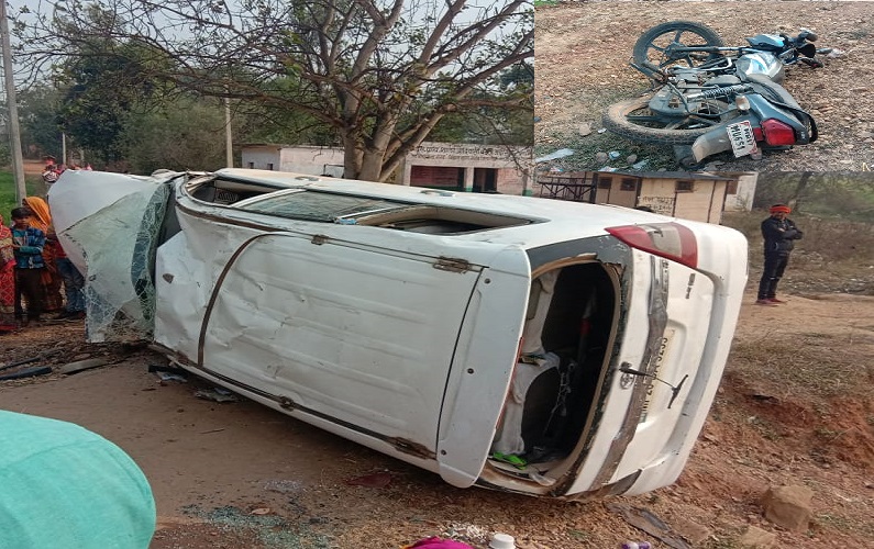 Rewa News : आर्टिका बाइक को टक्कर मारने के बाद पलटी, कई लोग हुये घायल...
