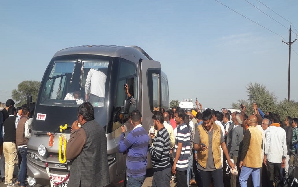 रीवा: जगतगुरु शंकराचार्य स्वामी स्वरूपानंद से आशीर्वाद लेने जगह-जगह उमड़ी भक्तों की भीड़...