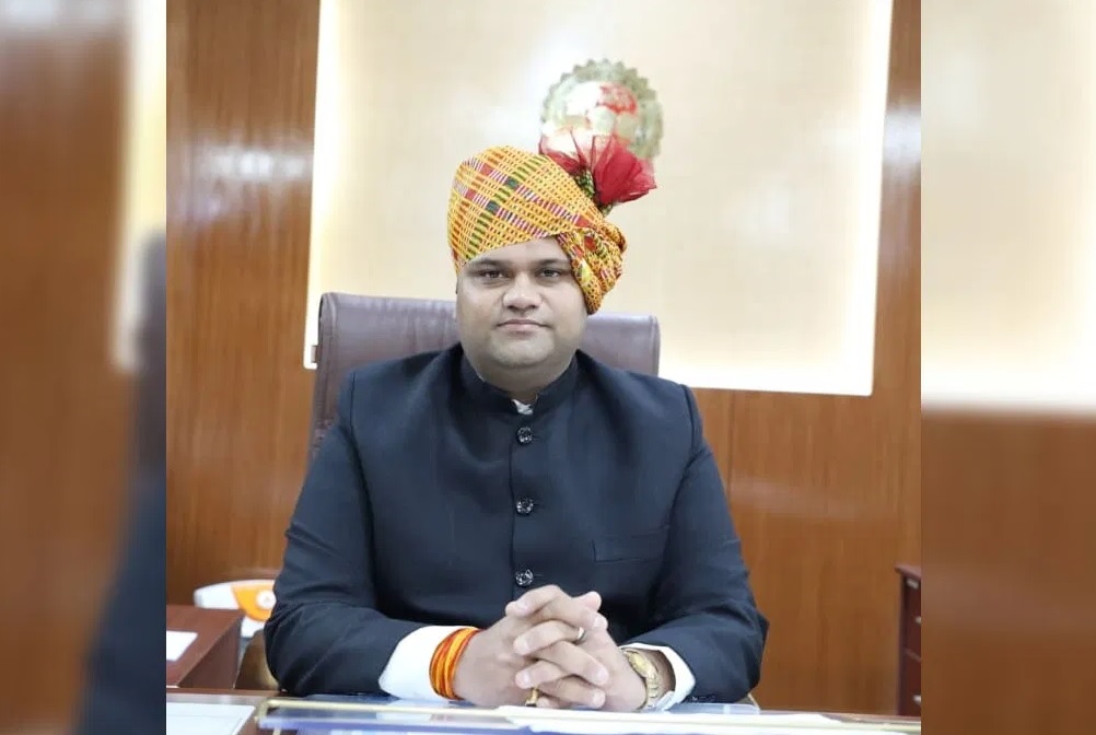 भिखारियों के आगे कलेक्टर कर्मवीर शर्मा ने फैलाए हांथ, कहा -रैन बसेरा चलें आज ठंड बहुत है.... भिखारियों के आगे कलेक्टर कर्मवीर शर्मा ने फैलाए हांथ, कहा -रैन बसेरा चलें आज ठंड बहुत है....