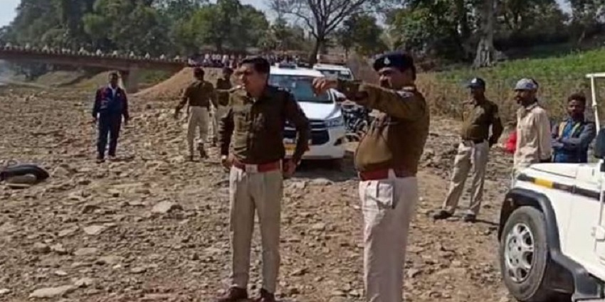 15 दिन से लापता युवक की सिर कटी बोरे में मिली लाश से सनसनी, जांच में जुटी पुलिस 15 दिन से लापता युवक की सिर कटी बोरे में मिली लाश से सनसनी, जांच में जुटी पुलिस