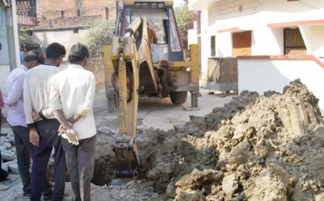 रीवा में सीवेरेज कंपनी की मनमानी! पाइप लाइन डालते वक़्त भूल गए चेम्बर बनाना, अब फिर खोद रहें सड़कें