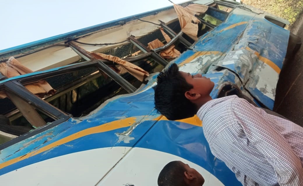 रीवाः पिपराही घाटी में ट्रक ने बस को मारी टक्कर, 3 की मौत, कई घायल