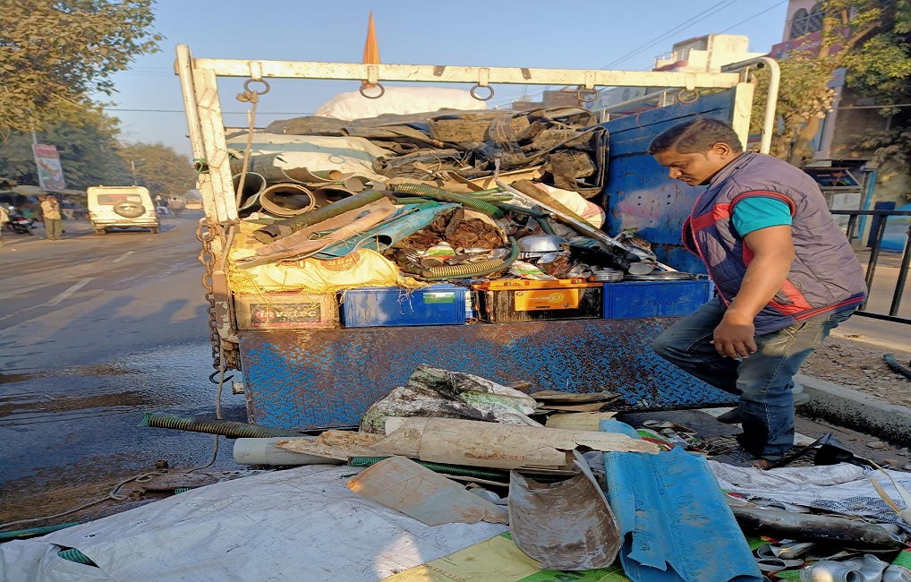 तेज रफ्तार दौड़ रही पिकअप में भड़की आग, बड़ा हादसा टला : Satna News