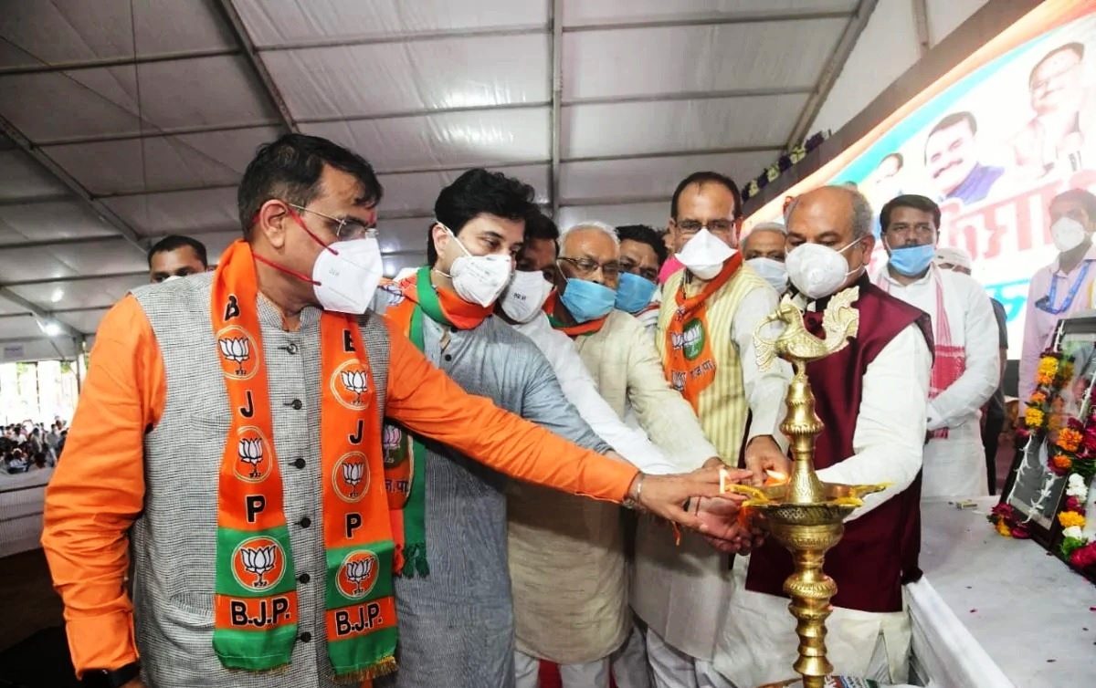 CM Shivraj की विधायकों को सीख! पीए से सावधान और बिचौलियों से दूर रहें CM Shivraj की विधायकों को सीख! पीए से सावधान और बिचौलियों से दूर रहें