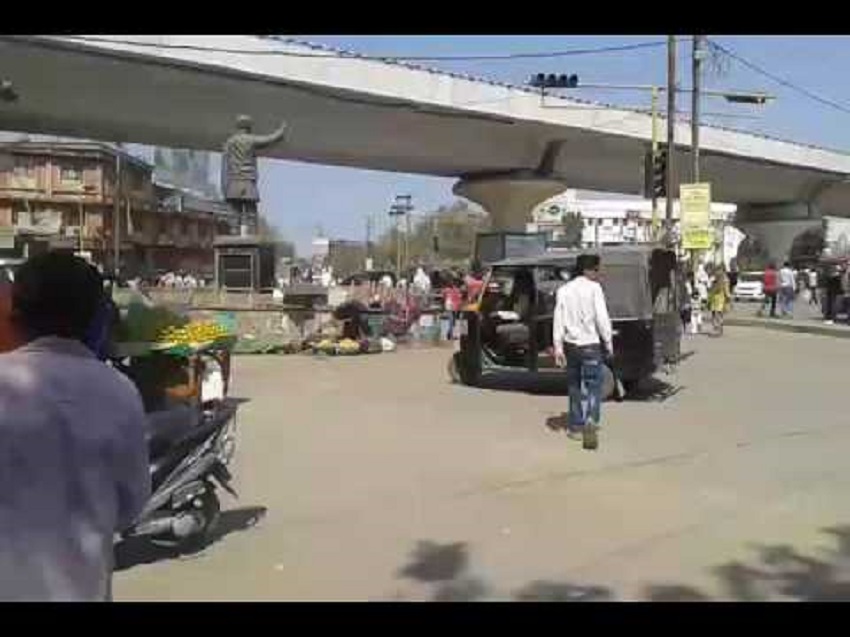 रीवा: बेखौफ युवकों ने चौराहे में किया नंगानाच, दिनदहाड़े बोलेरो सवारों पर जानलेवा हमला... रीवा: बेखौफ युवकों ने चौराहे में किया नंगानाच, दिनदहाड़े बोलेरो सवारों पर जानलेवा हमला...