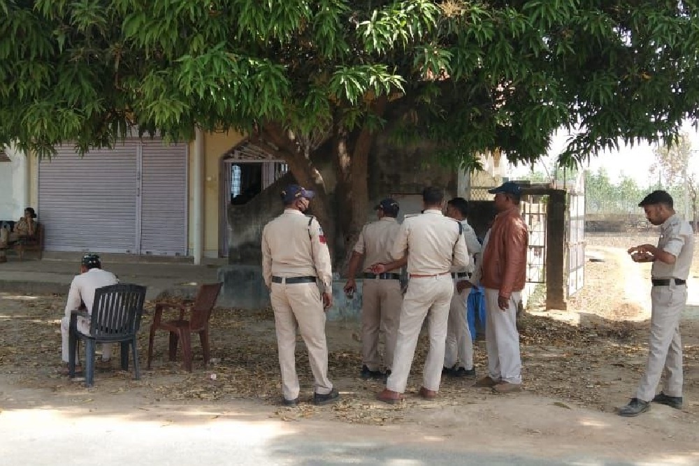 आय से अधिक सम्पत्ति का मामला / पटवारी के घर में रीवा EoW के 25 सदस्यीय टीम की दबिश, 1.92 करोड़ की संपत्ति मिली आय से अधिक सम्पत्ति का मामला / पटवारी के घर में रीवा EoW के 25 सदस्यीय टीम की दबिश, 1.92 करोड़ की संपत्ति मिली